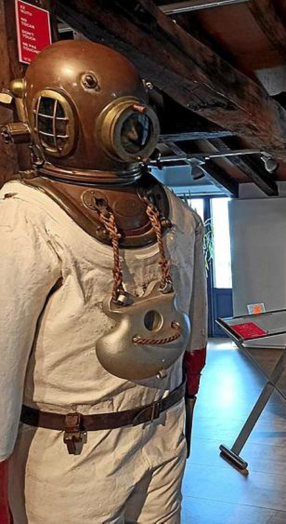 Emica Buzo Emica Buzo